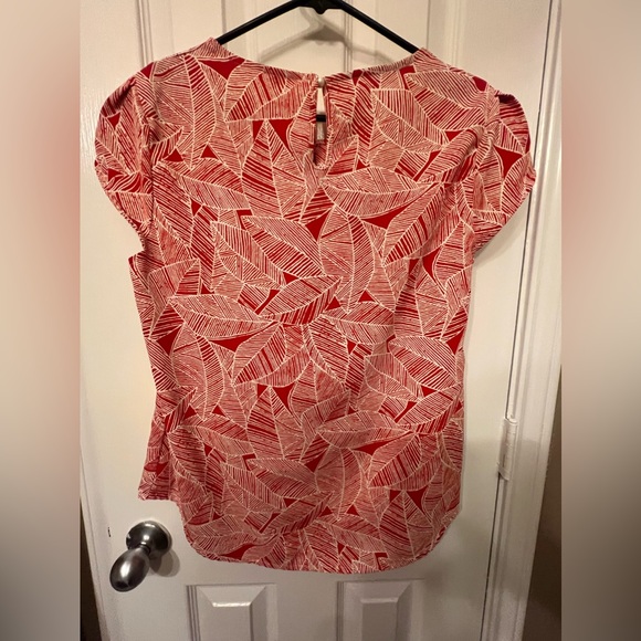 TASAMO size M red and white leaf print Round Neck Pleated Top with Cap Sleeves - Picture 6 of 10